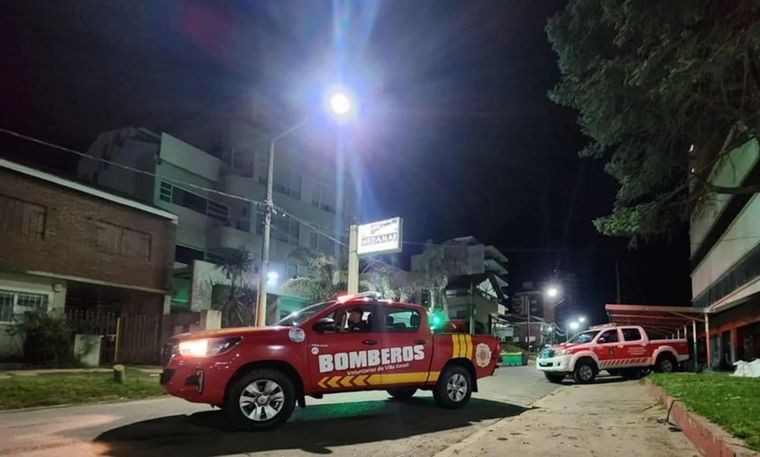 Bomberos Voluntarios trabajan en el lugar del derrumbe en Villa Gesell Foto: NA