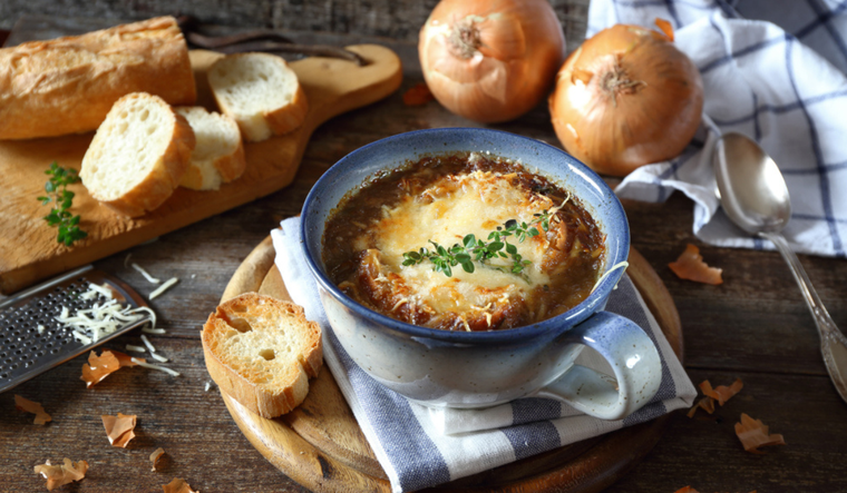 Disfruta de una sopa de cebolla gratinada cremosa y dorada en tu hogar Foto: Shutterstock
