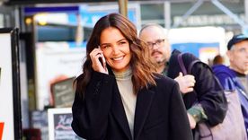 Katie Holmes nos da lecciones de estilo para aprender a usar tapados con jeans Foto: InStyle
