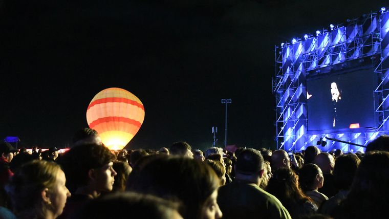 Ayer asistieron 35.000 personas a la Fiesta de la Cerveza. Ayer asistieron 35.000 personas a la Fiesta de la Cerveza.
