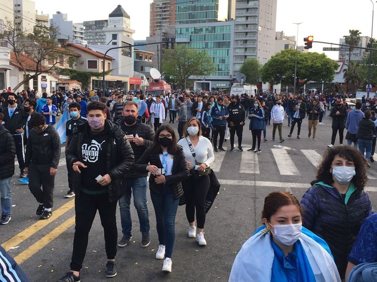 Los hinchas llegan al Monumental. Foto: Lucas Burgoa