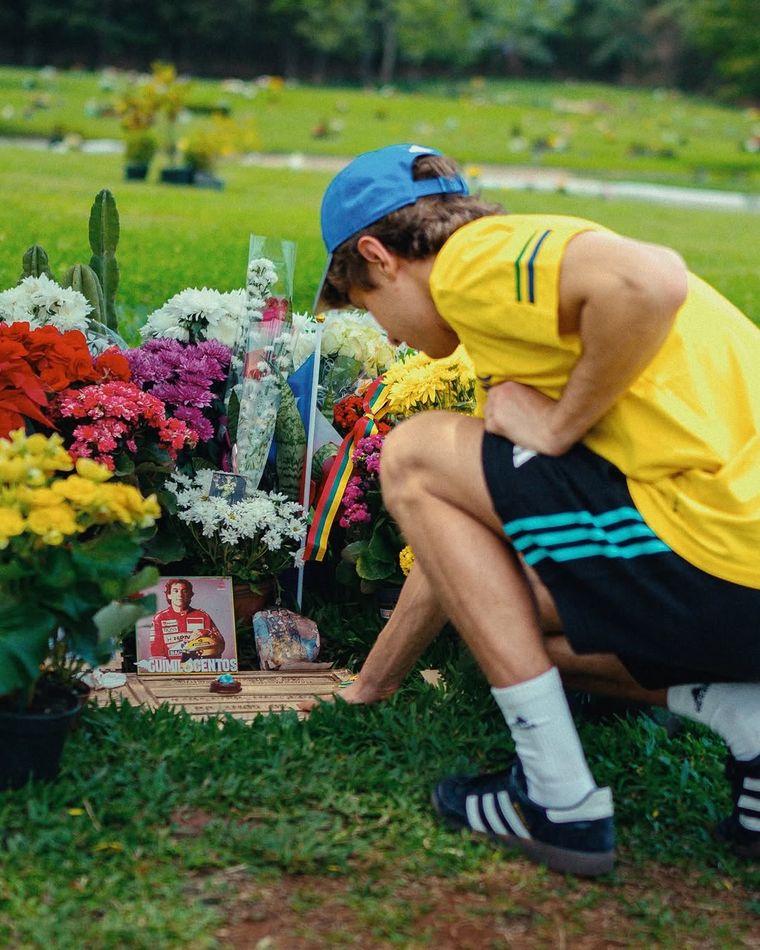 En 2025, Antonelli visitó la tumba de Senna en Brasil. En 2025, Antonelli visitó la tumba de Senna en Brasil.