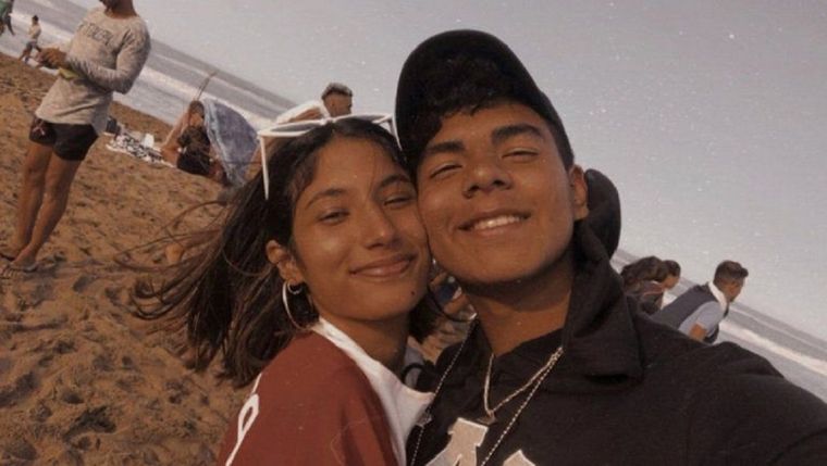 Fernando junto a su novia.