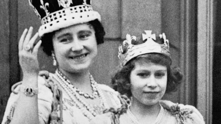 La reina madre con su hija Isabel en 1937 Foto: Cordon Press