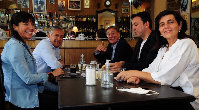 Alfredo Cornejo y los legisladores nacionales Pamela Verasay, Rodolfo Suarez y Mariana Juri. A la derecha también está el ministro de Educación, Tadeo García Zalazar.&nbsp;&nbsp;