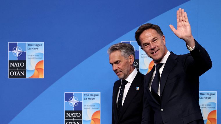El saliente primer ministro de Países Bajos, Dick Schoof, junto a Mark Rutte, secretario general de la OTAN.
