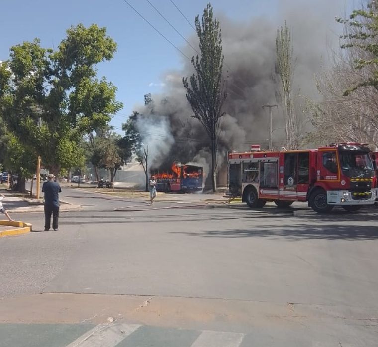 El colectivo incendiado en Luján.