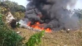 El avión se estrelló a los pocos metros de despegar. El avión se estrelló a los pocos metros de despegar.