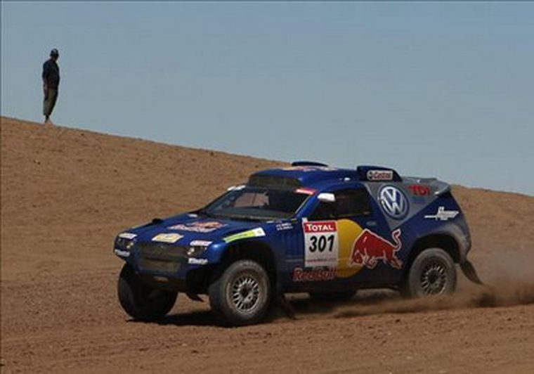 Sainz manejando en el desierto. Foto: Efe