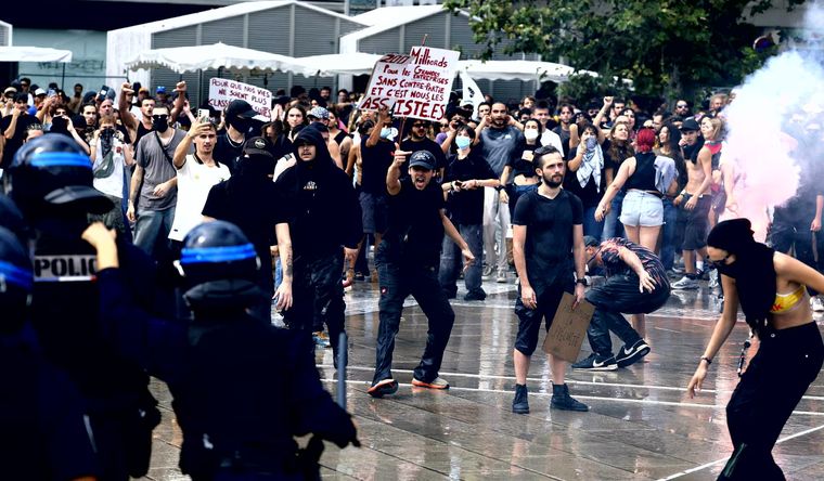 Los bloqueos de las protestas han generado peleas con la Policía y detenciones en Francia. Foto Efe
