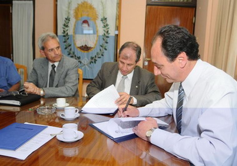 El intendente Gerardo Del Río junto al doctor Cueto durante la firma del convenio. Foto: municipalidad