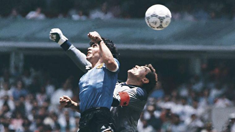 Dos manos elevadas en el aire, la de Diego Maradona y la de Peter Shilton; pero solo una tocó la pelota. Dos manos elevadas en el aire, la de Diego Maradona y la de Peter Shilton; pero solo una tocó la pelota.