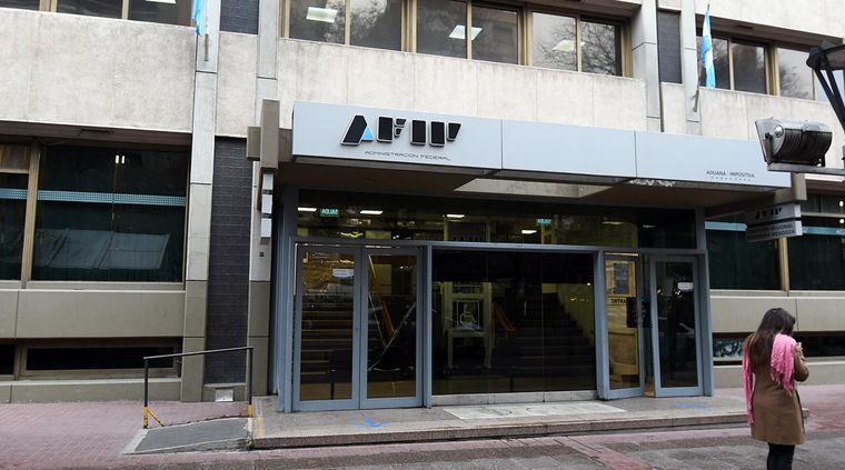 AFIP aumentó los montos por el que los bancos deben informar los movimientos de sus clientes Foto: ALF PONCE MERCADO / MDZ
