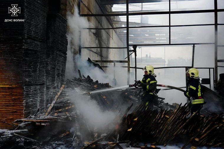 Algunos drones y misiles golpearon edificios en Kyiv y otras partes de Ucrania.