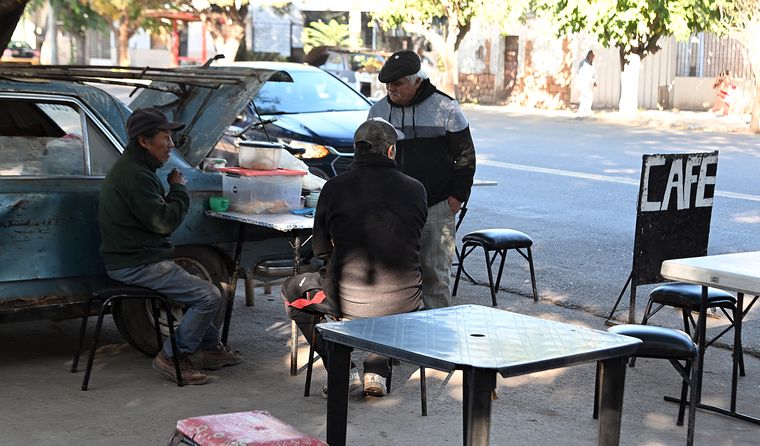 José Ángel Quintana abre el baúl de su auto y ofrece café con tortitas en un rincón olvidado que hoy tiene vida propia.