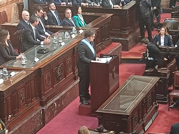 Además de las zapatillas que usó Javier Milei, se criticó el uso de una tarima tras el atril Foto: X