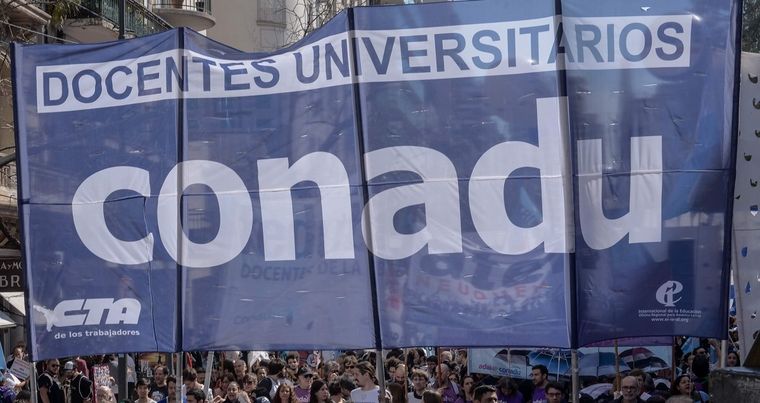 Los gremios docentes y no docentes de las universidades nacionales aceptaron el aumento Foto: Twitter @PrensaCONADU