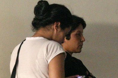 MDZol | La abuela (remera negra) de la beba abandonada en la sede judicial.