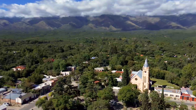 Situado al pie del imponente cerro Champaquí, el punto más alto de Córdoba, este destino toma impulso con la llegada del ferrocarril en el siglo XIX y hoy se destaca por sus edificios históricos. Foto: Argentina Gobierno