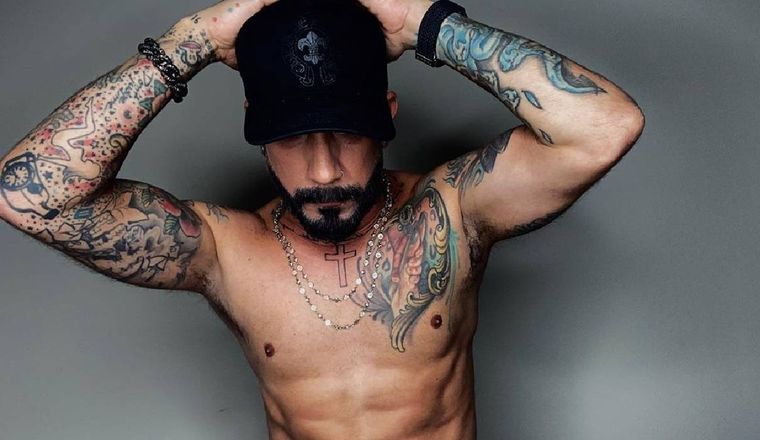 Nuevo aspecto El cantante luce diferente tras cambiar sus hábitos y pasar por el quirófano.