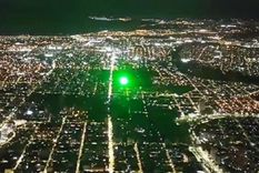 El láser que desde el área central de la ciudad de Córdoba encandiló al piloto de un avión que se aproximaba al aeropuerto para aterrizar Foto: Captura de video