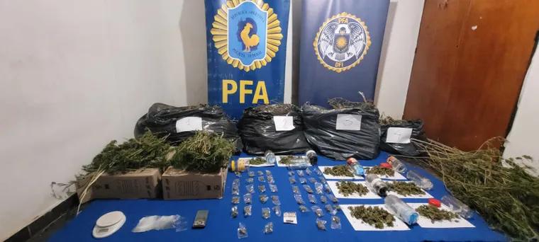 El allanamiento se realizo en Maipú y permitió secuestrar 15 kilos de marihuana y detener a dos mujeres. Foto: Policía Federal Argentina