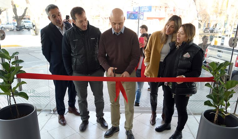 Este lunes 11, se realizó el corte de cinta en la apertura del local de Surmotors Usados, en Godoy Cruz.