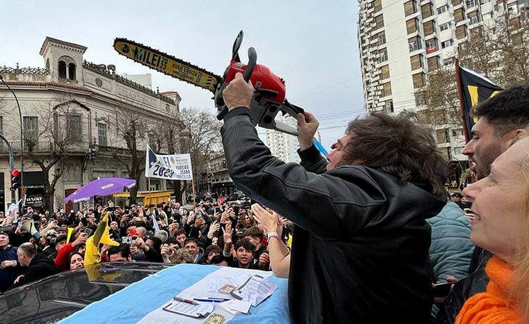Motosierra. Javier Milei genera poca confianza en la Justicia. Foto: Facebook Javier Milei