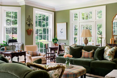 Distintas variedades del verde en este living. Foto: Debbie Mathews Antiques & Designs y fotosgrafía de Caroline Sharpnack