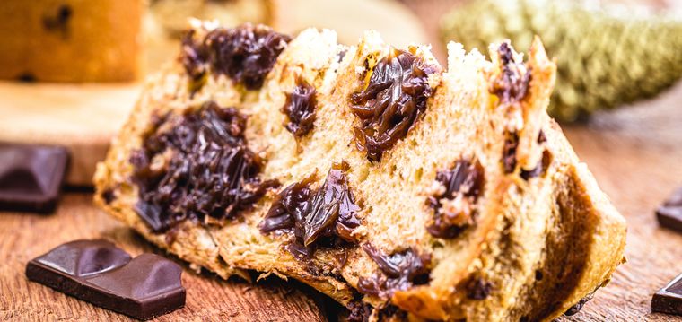 En Perú, el panettone con chocolate es una receta especialmente popular en Navidad, muchas veces acompañado con una taza de chocolate caliente. En Perú, el panettone con chocolate es una receta especialmente popular en Navidad, muchas veces acompañado con una taza de chocolate caliente.