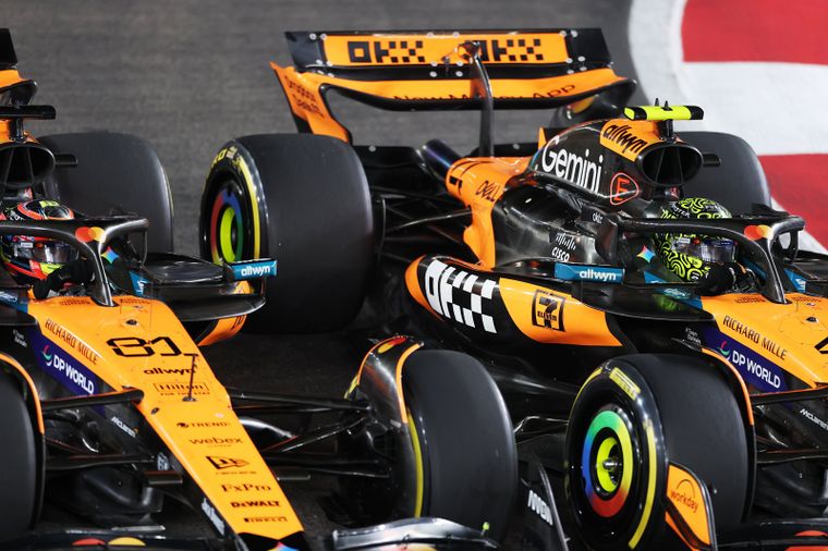 Los McLaren fueron protagonistas de la largada en Singapur.&nbsp;