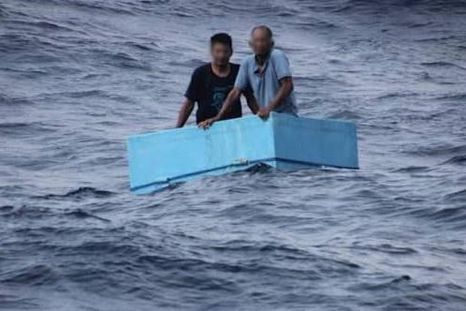 Las imágenes divulgadas por las autoridades dan cuenta del tanmaño de su embarcación en la vastedad del mar Pacífico. Las imágenes divulgadas por las autoridades dan cuenta del tanmaño de su embarcación en la vastedad del mar Pacífico.