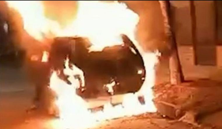 El coche en cuestión en llamas. Foto: Gentileza