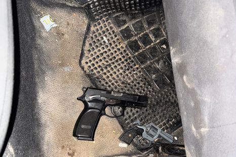 Algunas de las armas secuestradas tras la persecución. Algunas de las armas secuestradas tras la persecución.