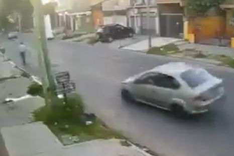 El atropello quedó grabado en video. La familia de la víctima busca información para dar con el conductor El atropello quedó grabado en video. La familia de la víctima busca información para dar con el conductor