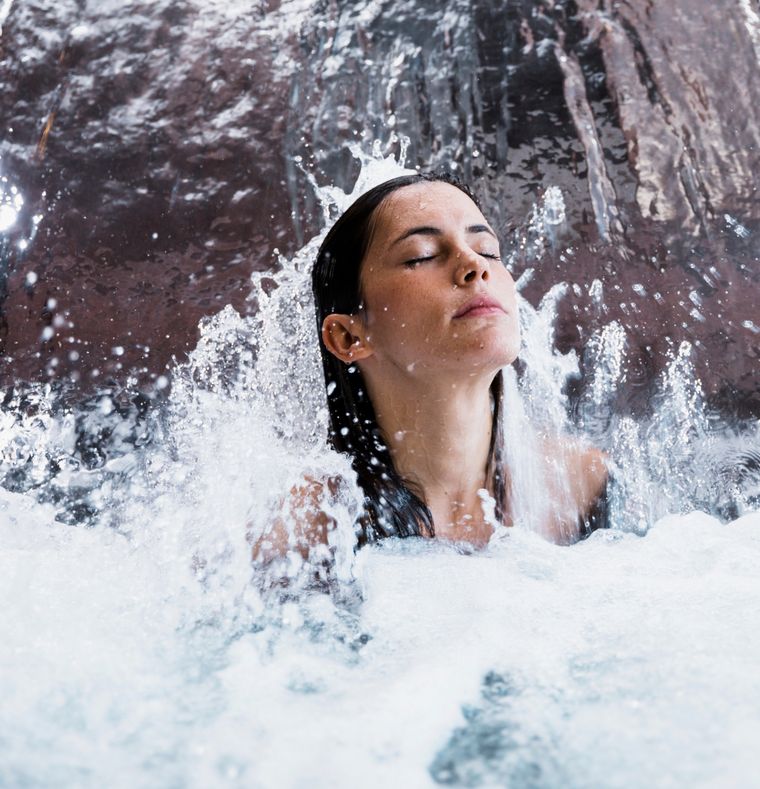 Cold Bathing: tendencia contemporánea, práctica antigua, beneficiosa a la salud física y mental Foto: Freepik