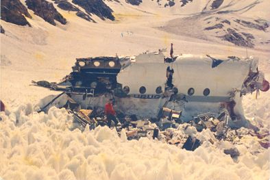 MDZol | El fuselaje del avión sirvió como refugio de montaña para los sobrevivientes Foto: Gentileza: Libro Tenía que sobrevivir. Editorial Planeta