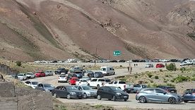La fila de vehículos intentando cruzar desde Chile. La fila de vehículos intentando cruzar desde Chile.