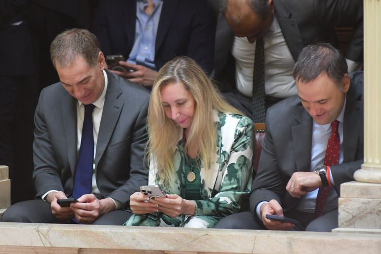 Karina Milei junto a Diego Santilli y Manuel Adorni en el palco en el Senado.