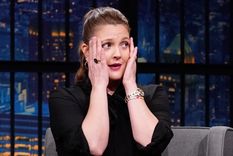 Incómodo momento para Drew Barrymore en su programa.