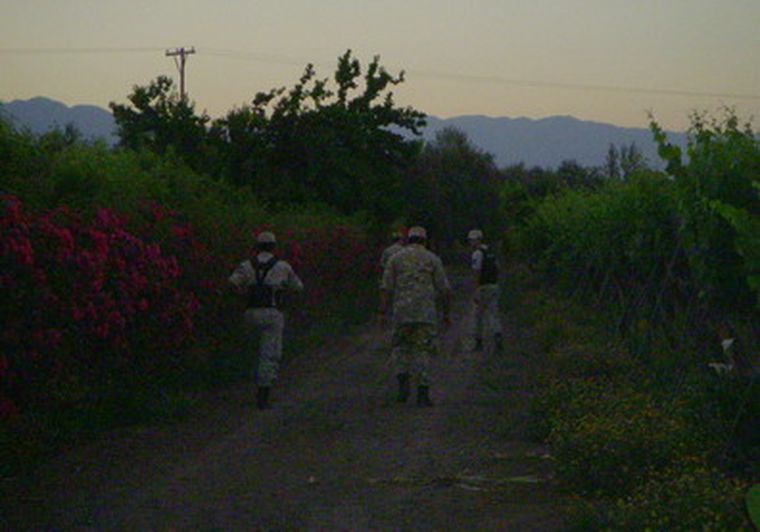 Efectivos de Policía Rural buscando al felino en una finca de Buena Nueva Foto: MDZ