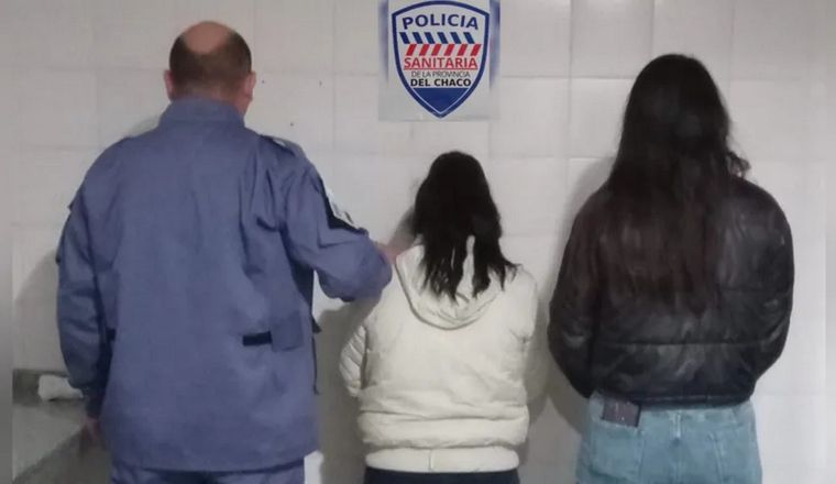 La Policía halló a la mujer en uno de los baños públicos, con el bebé oculto entre sus prendas.