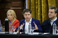 Axel Kiicllof junto a Sergio Massa y Verónica Magario en el encuentro con intendentes y legisladores de Unión por la Patria en La Plata Foto: Prensa Gobierno de la Provincia de Buenos Aires