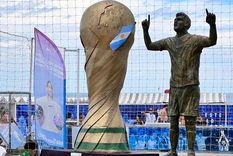lionel messi ya tiene su estatua con las tres estrellas a orillas del mar lionel messi ya tiene su estatua con las tres estrellas a orillas del mar