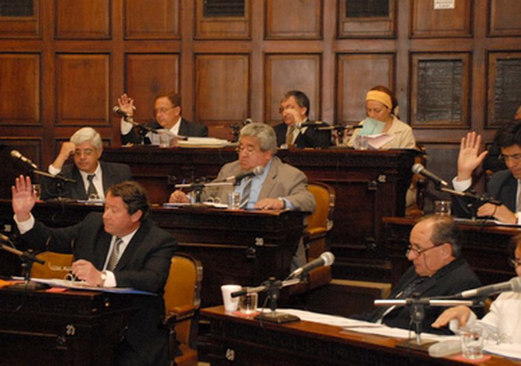 Los legisladores aprobaron una resolcuión para que se investigue hacia donde van los fondos del préstamo. Foto: Marcelo Ruiz / MDZ