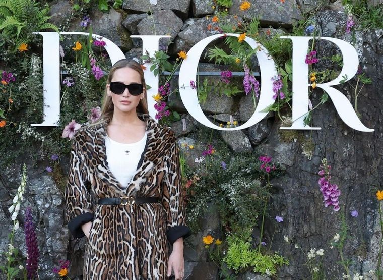 Jennifer Lawrence explica con su look cómo debe llevarse un tapado animal print Foto: Instagram