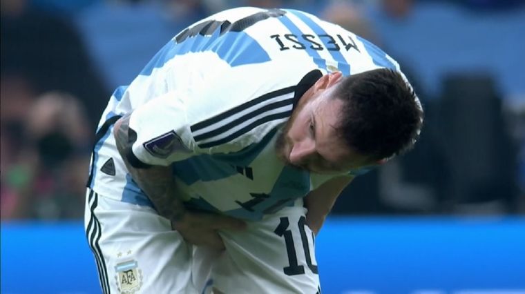 Messi se toca el posterior antes de arrancar el complemento. Foto: Captura