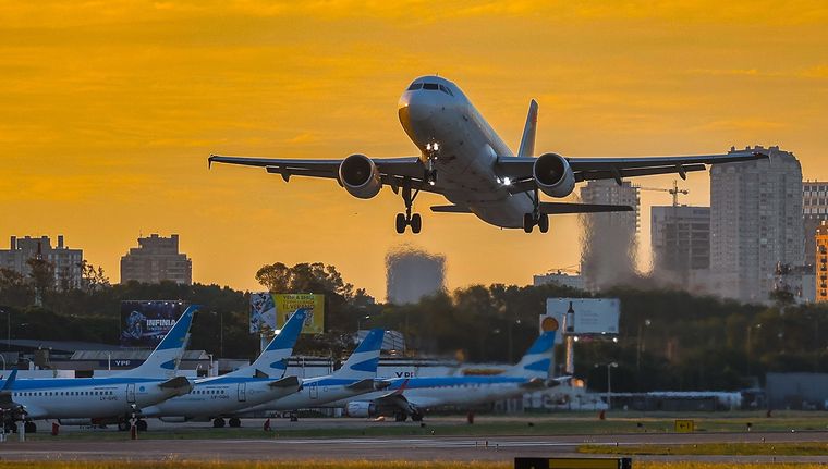 La Argentina tiene por delante la obligación de cumplir una serie de cambios en los aeropuertos para no bajar de categoría. Foto: EFE