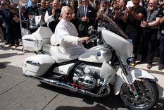 El Papa León XIV bendice una BMW R 18 Transcontinental que ayudará a niños en Madagascar