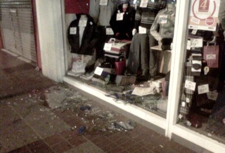 Así quedó la vidriera del negocio. Foto: MDZ